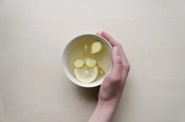 Ginger tea, a natural remedy for stomach cramps and digestive issues